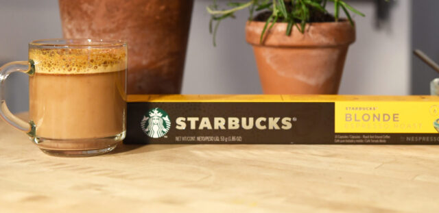 Starbucks by Nespresso Una bevanda a base espresso preparata utilizzando le capsule Starbucks Blonde Espresso Roast