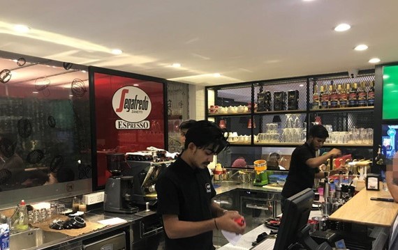 Zanetti Chittagong Baristi in azione nel nuovo locale