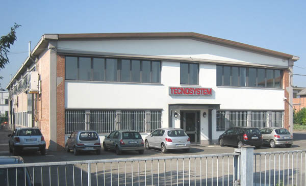 Tecnosystem fiamme L'esterno dello stabilimento Tecnosystem di Budrio (Bologna)