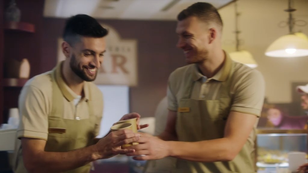 Cappuccino Le stelle della Roma diventano baristi