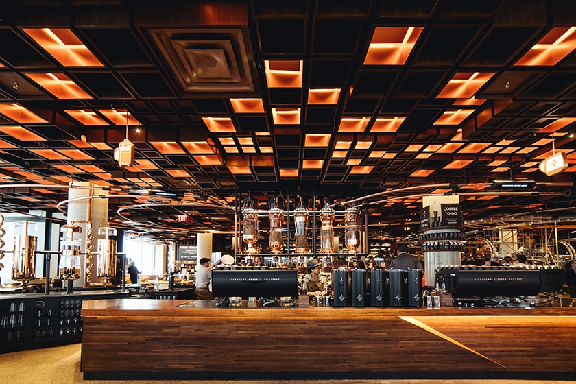 La Starbucks Reserve Roastery, con l'inconfondibile soffitto a cassettoni