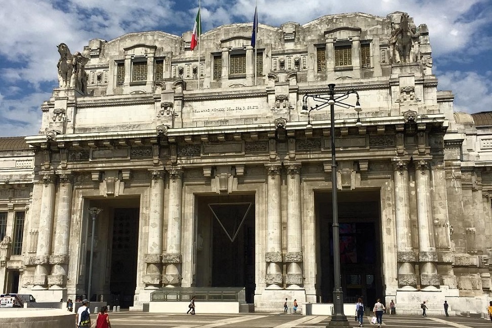 Stazione Centrale Milano Starbucks stazione Milano L'imponente facciata della Stazione Centrale di Milano