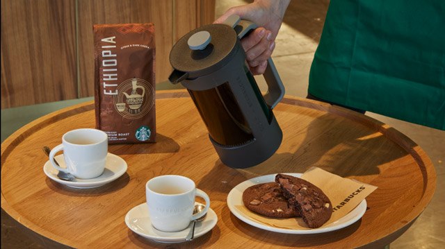 tracciare Starbucks foto interno di uno store di Milano