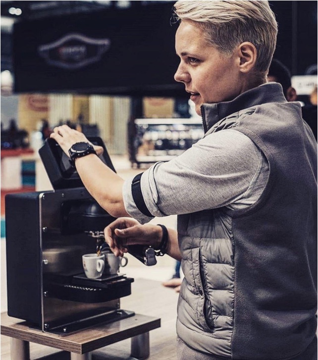Anieszka Rojewka, campionessa mondiale caffetteria nel 2018, con il prototipo di Carimali con il rispscaldamento a induzione