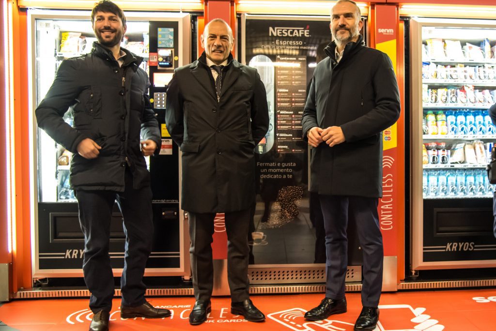 Da sinistra. destra i protagonisti della prima macchina erogatricen in Italia senza monete: Andrea Allara, Chief Business Development Officer di Satispay; Bruno Mazzoleni, Presidente di Serim che ha creduto molto nel progetto e Alessandro Bottazzi, Beverage Manager Nescafé