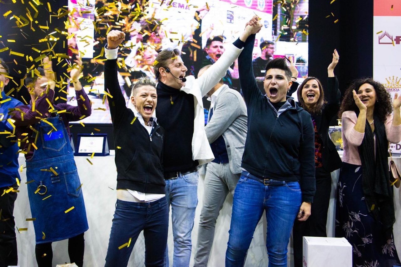 campioni il trionfo di Carmen Clemente a destra nel tricolore Latte art festeggiato anche dalla campionessa mondiale in Carica Manuela Fensore