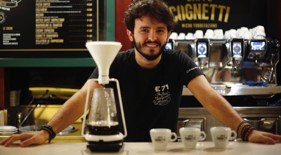 Davide Roveto, pronto a servire cappuccini gourmet