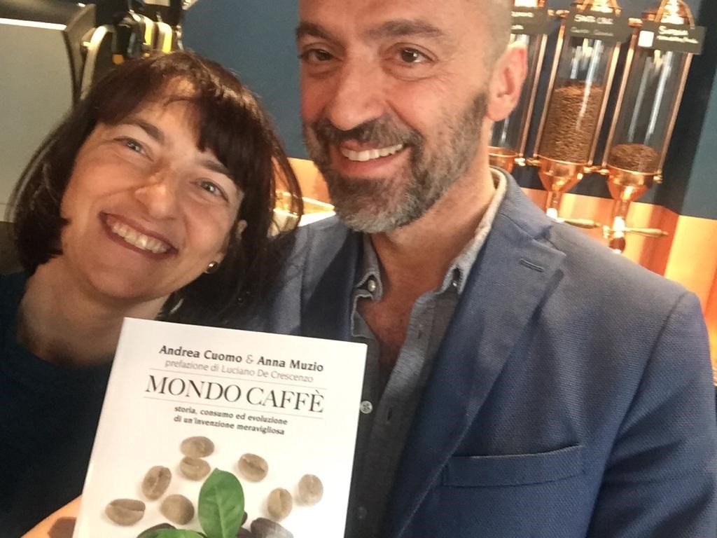 Anna Muzio e Andrea Cuomo con il loro Libro Mondo caffè