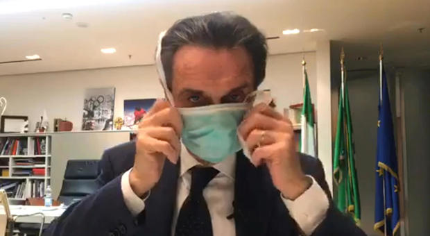 Da FacebookAttilio Fontana. Presidente Regione Lombardia con la mascherina