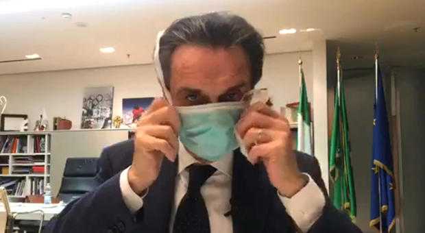 Da FacebookAttilio Fontana. Presidente Regione Lombardia con la mascherina