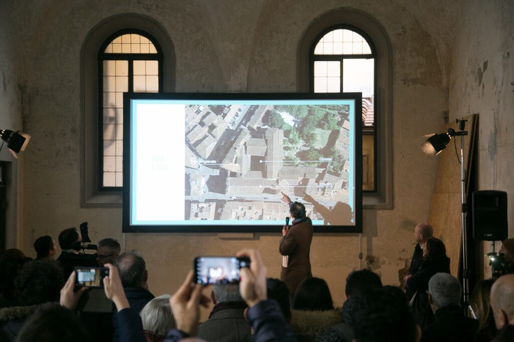 Patrick Hoffer patron di Caffè Corsini e Ditta Artigianale illustra con una foto aerea le varie fasi del progetto © Giulio Garosi