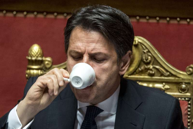 Giuseppe Conte beve un espresso