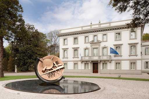 La sede del Massimo Zanetti Beverage Group a Villorba (Treviso). In primo piano l'opera di Arnaldo Pomodoro