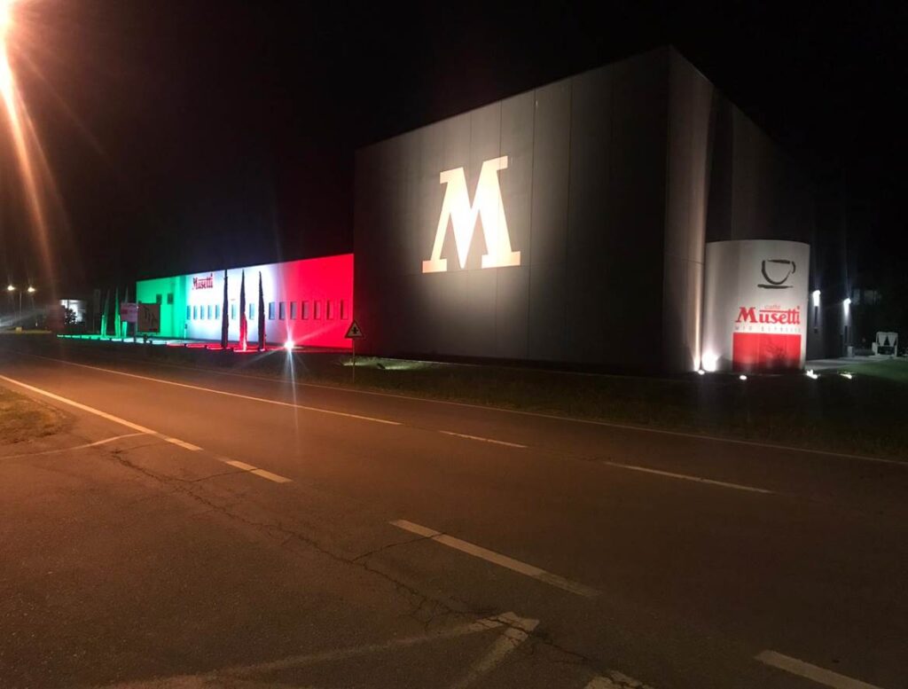 a facciata della sede Musetti spa che è stata illuminata con i colori della bandiera italiana per infondere coraggio ed esprimere vicinanza a tutto il Paese.