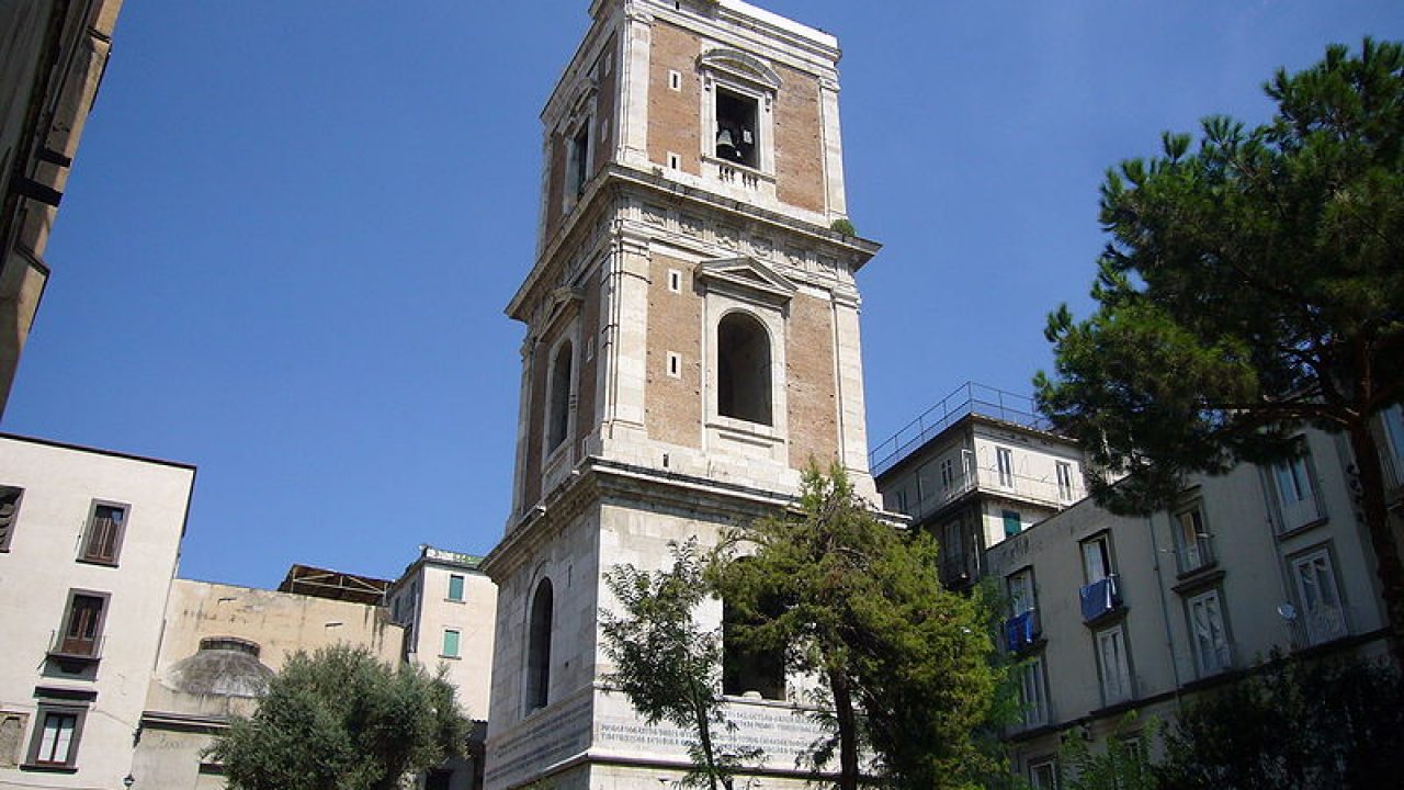 Il campanile della Basilica di Santa Chiara a Napoli