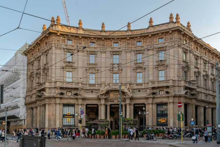 palazzo broggi mercato immobiliare starbucks