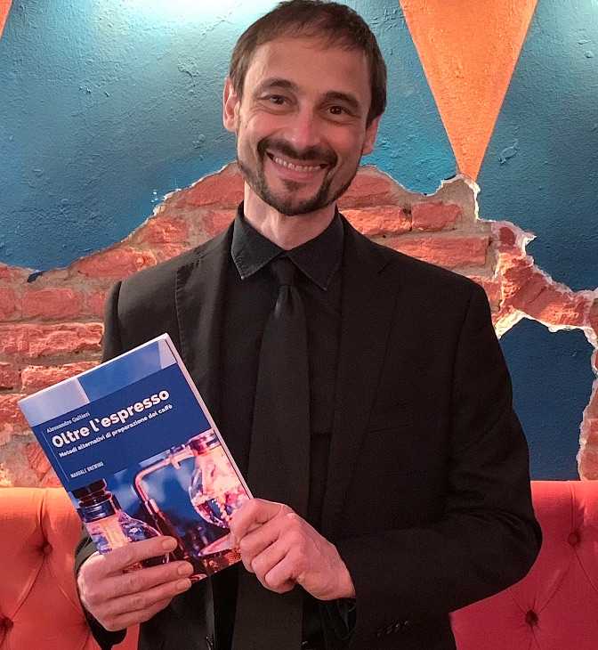 Alessandro Galtieri con il suo manuale "Oltre l'espreso" dedicato al brewing