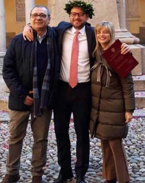 Roberto Bossi (Verwerkaf) il giorno della laurea del figlio Andrea con la moglie