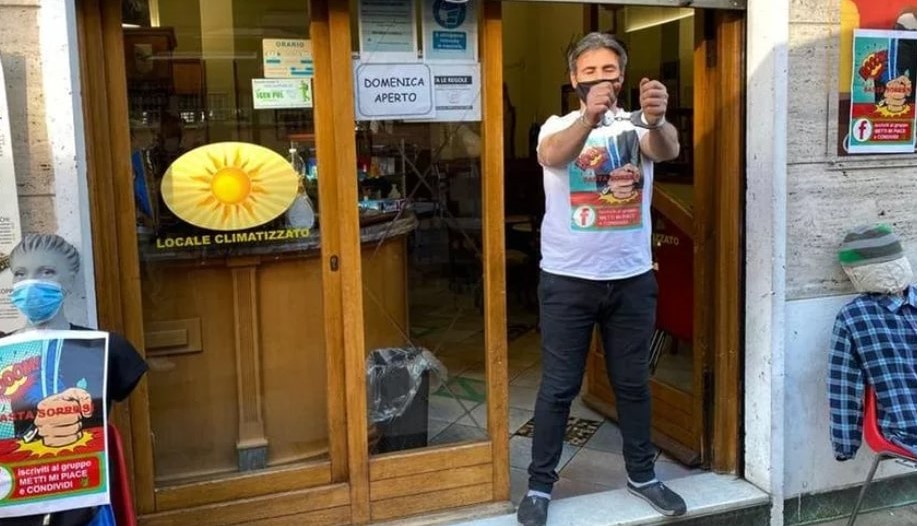 Nico Draghi, titolare del bar Piazzi di Crocetta a Torino, durante la sua protesta