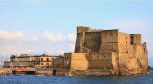 Castel dell'Ovo a Napoli caffè letterari