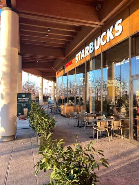 Area esterna di Starbucks ad Arese
