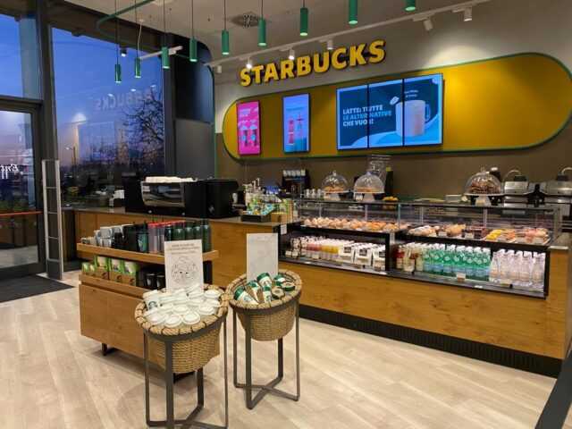 Interno dello Starbucks di Arese 