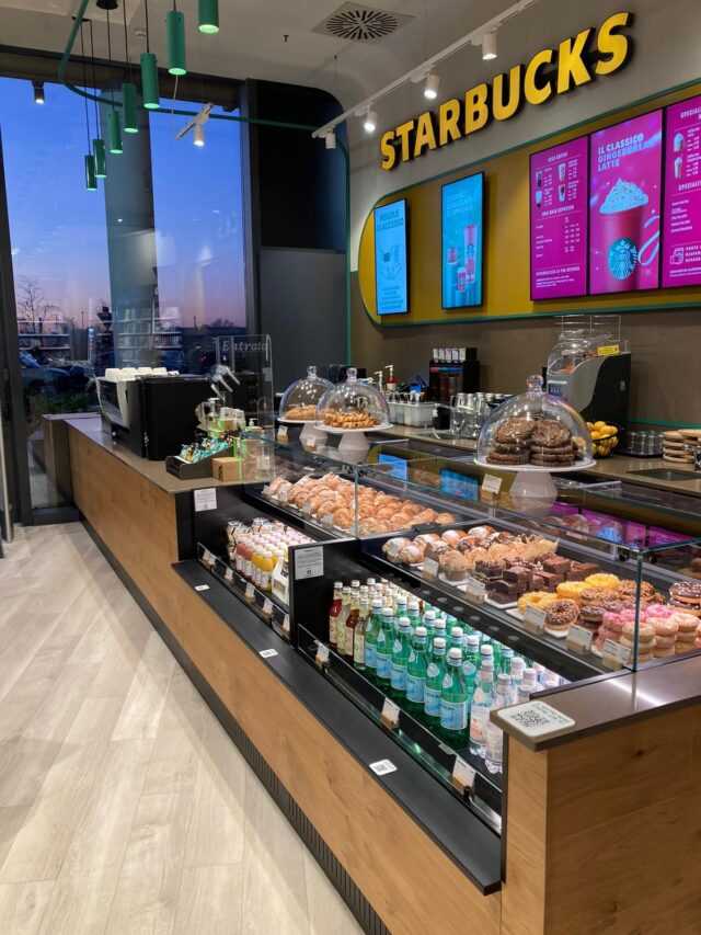 Interno dello Starbucks di Arese 