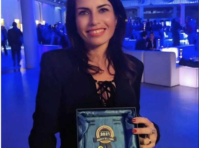 Paola Campana con il trofeo di miglior barista dell'anno assegnato ai Barawards