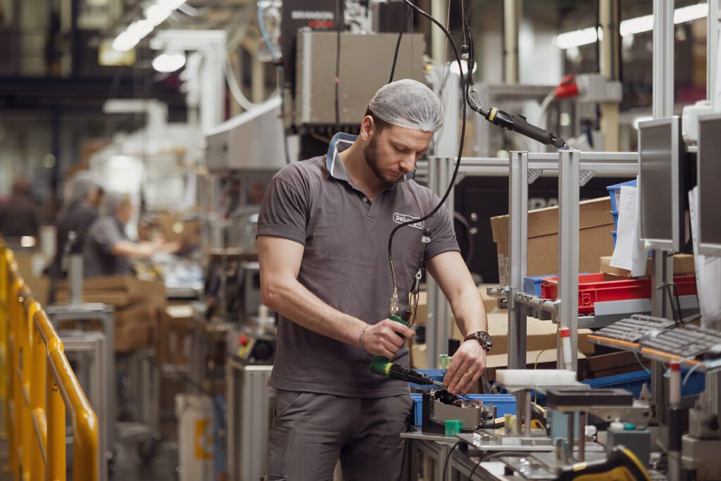 De'Longhi la catena di montaggio delle macchine per caffè espresso