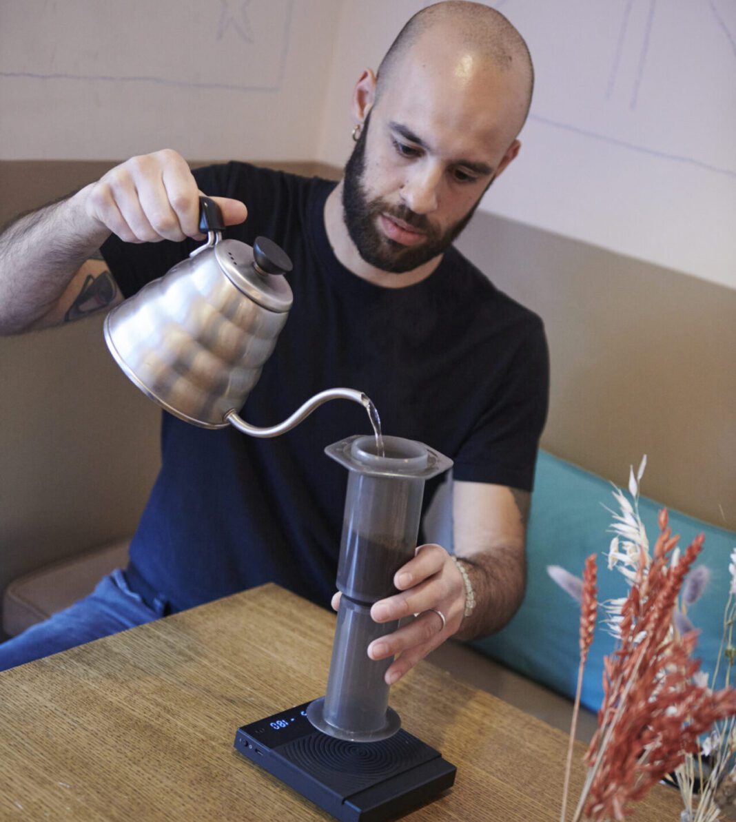 Gianni Tratzi all'opera con l'aeropress (foto concessa)