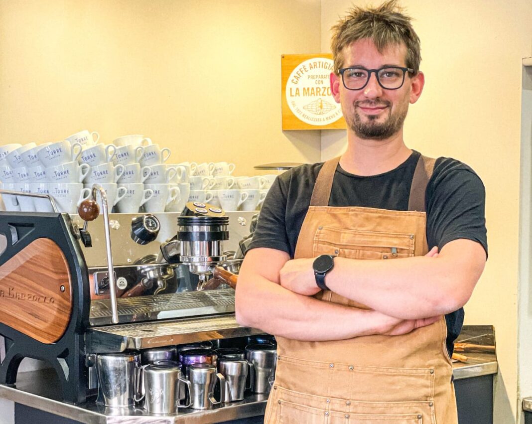 Alessio Roccatagliata di fronte al suo angolo specialty (foto concessa)