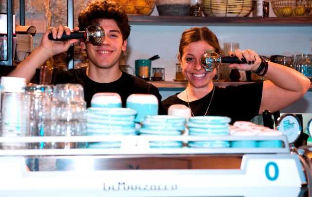 Il team dietro il bancone di ZERO Healthy Bar & Poke (foto concessa)