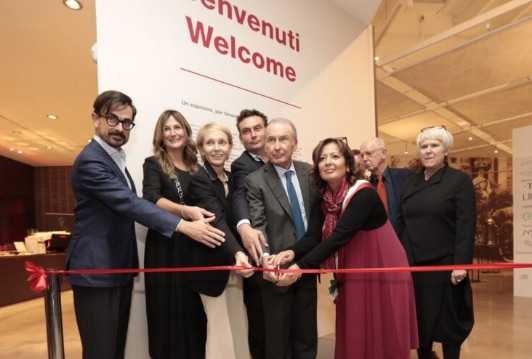 20 ottobre 2022: il taglio del nastro per l'inaugurazione del rinnovato Mumac: con la forbice in mano il presidente Maurizio Cimbali e il sindaco di Binasco Liana Castaldo (con la fascia tricolore)