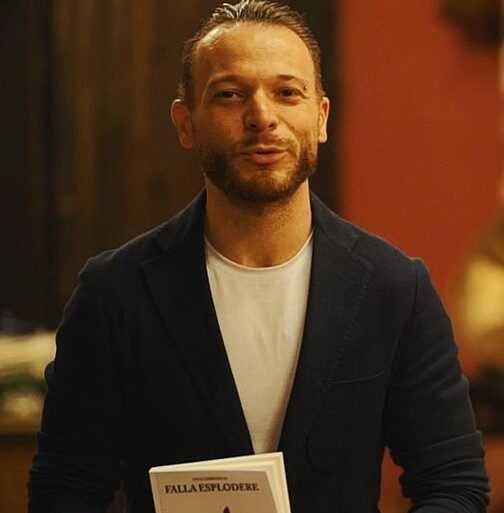 Luca Carbonelli con in mano il suo libro 