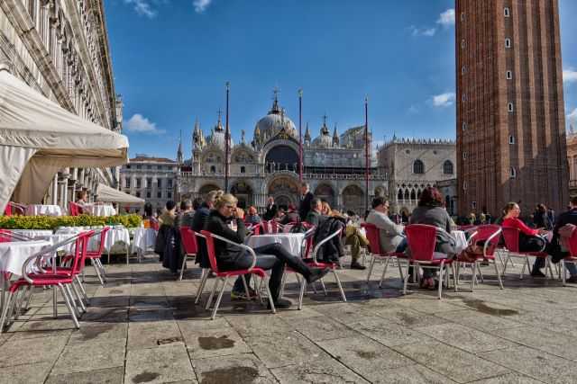 L'esterno del Grancaffè Quadri (foto concessa)