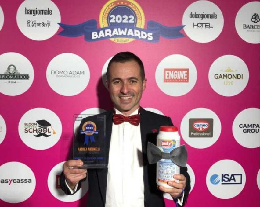 Il re dei brand Ambassador Andrea Antonelli con in mano il premio per il 2022 e un prodotto pulyCAFF (immagine concessa)