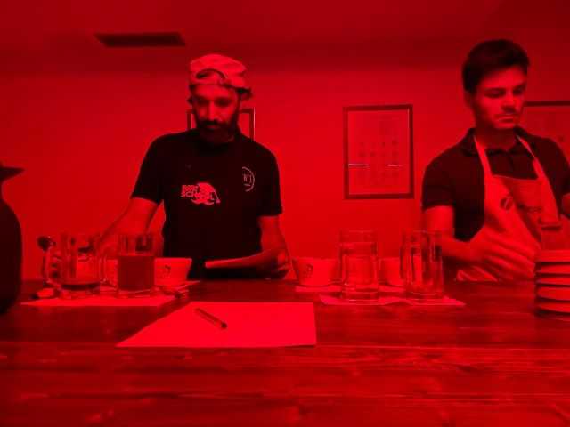 Cafiso durante un assaggio alla cieca (foto concessa)