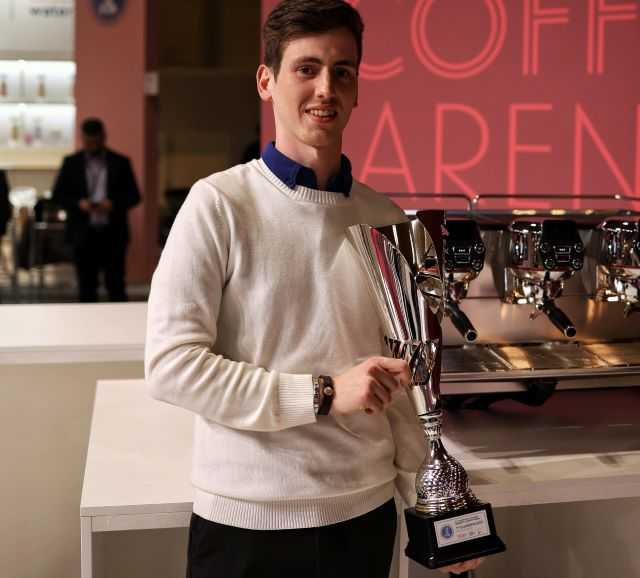 Daniele Ricci con il trofeo barista @coffeeandlucas @myMediaStudio