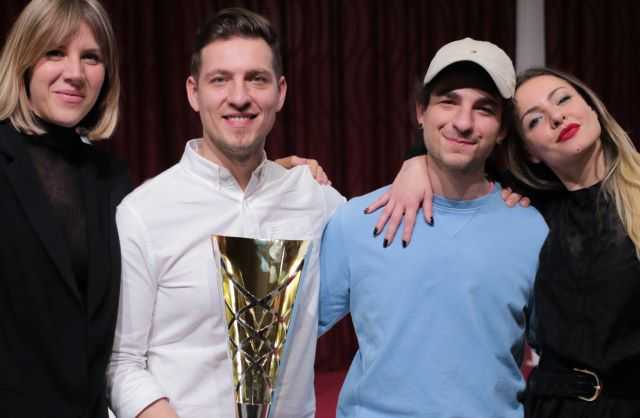 Vannelli stringe il trofeo, abbracciato da sua madre a sinistra, il fratello Pietro a destra e la sua fidanzata (foto concessa)