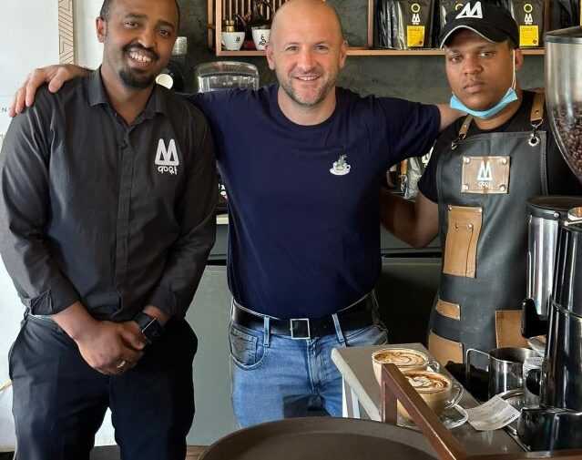 Francesco Sanapo dietro al bancone di un bar in Etiopia (foto concessa)