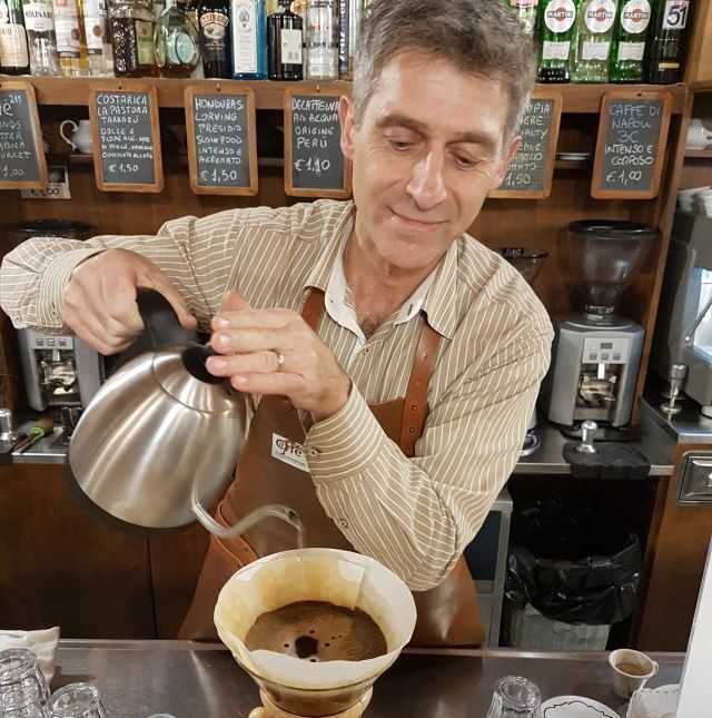 Roberto Giuliani prepara il caffè filtro (foto concessa)