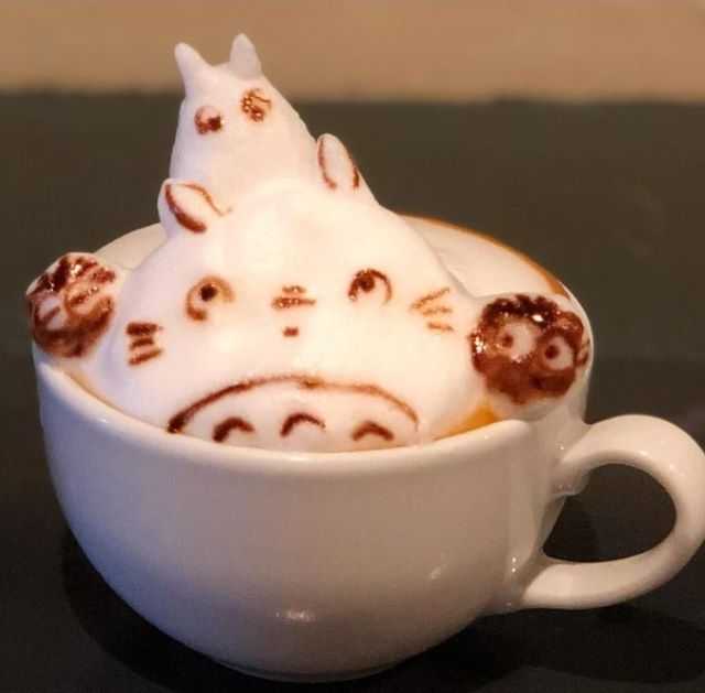 Un'immagine di Totoro in latte art 3d (dal profilo di Kohei Matsuno)
