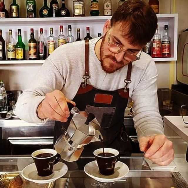 Alessandro Bastianoni operando con la moka (foto concessa)