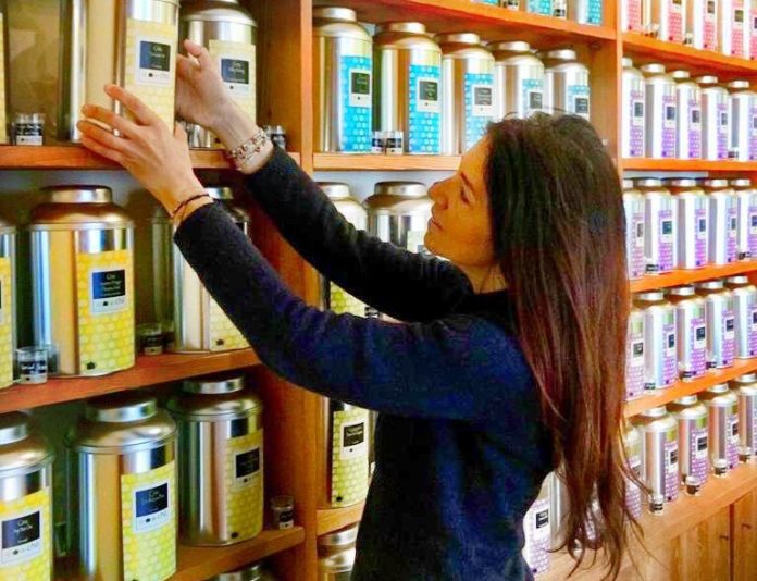 Gabriella Lombardi dentro il suo mondo di tè (foto concessa) Gabriella Lombardi dentro il suo mondo di tè (foto concessa)