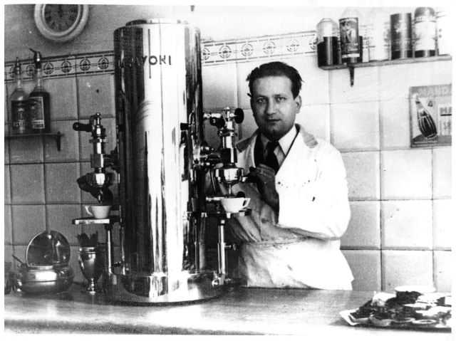 Vivoli negli anni 30 con La Pavoni (foto concessa)