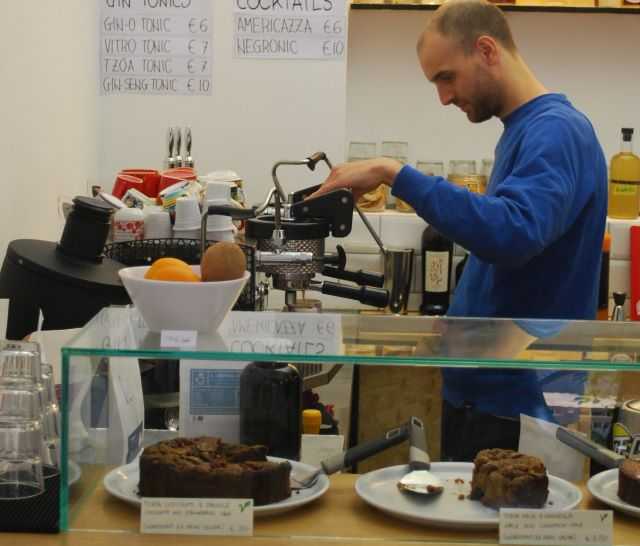 Jacopo all'opera dietro il bancone dell'Ammazza Caffè (foto concessa)