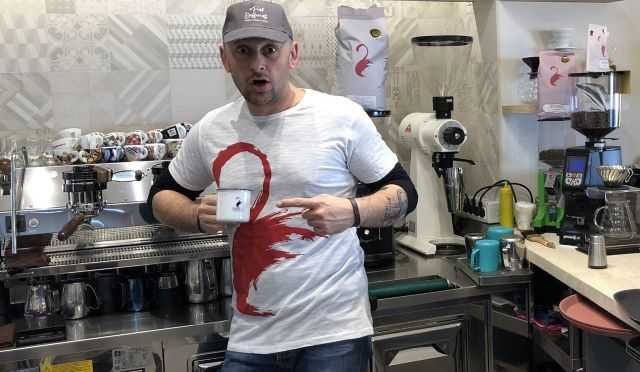 Alessandro nel suo angolo caffetteria a Il Piccolo specialty coffee (foto concessa)