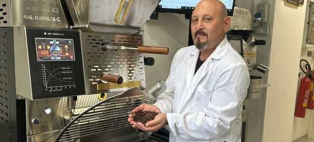 Adolfo Vallini con in mano il suo caffè tostato (foto concessa)