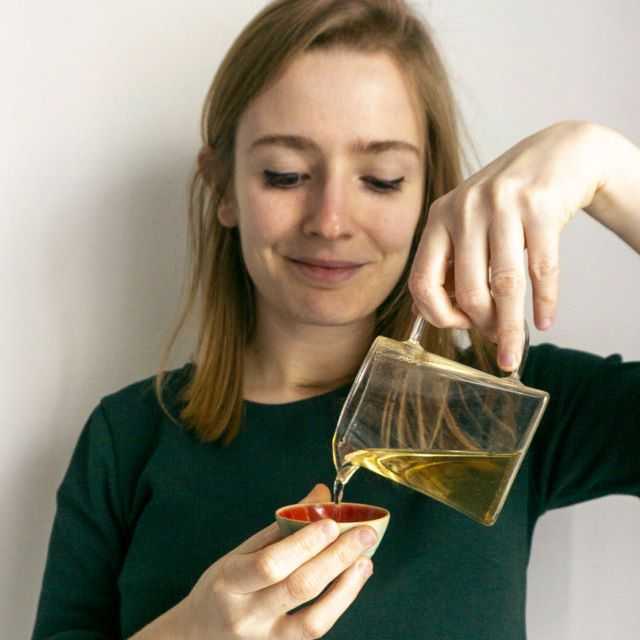 Elisa Moratello di Teatips, in preparazione del tè (foto concessa)