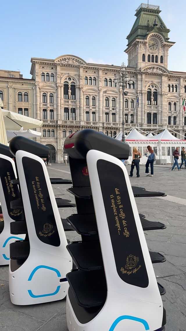 I robot camerieri in Piazza Unità (foto concessa) caffè degli specchi